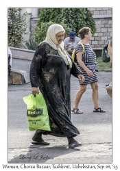 2025-09-26#2041 Woman, Chorsu Bazaar, Tashkent, Uzbekistan